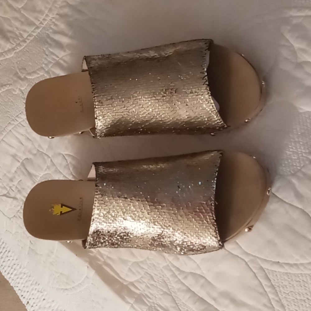 Volatile Gold Shoes sz 10